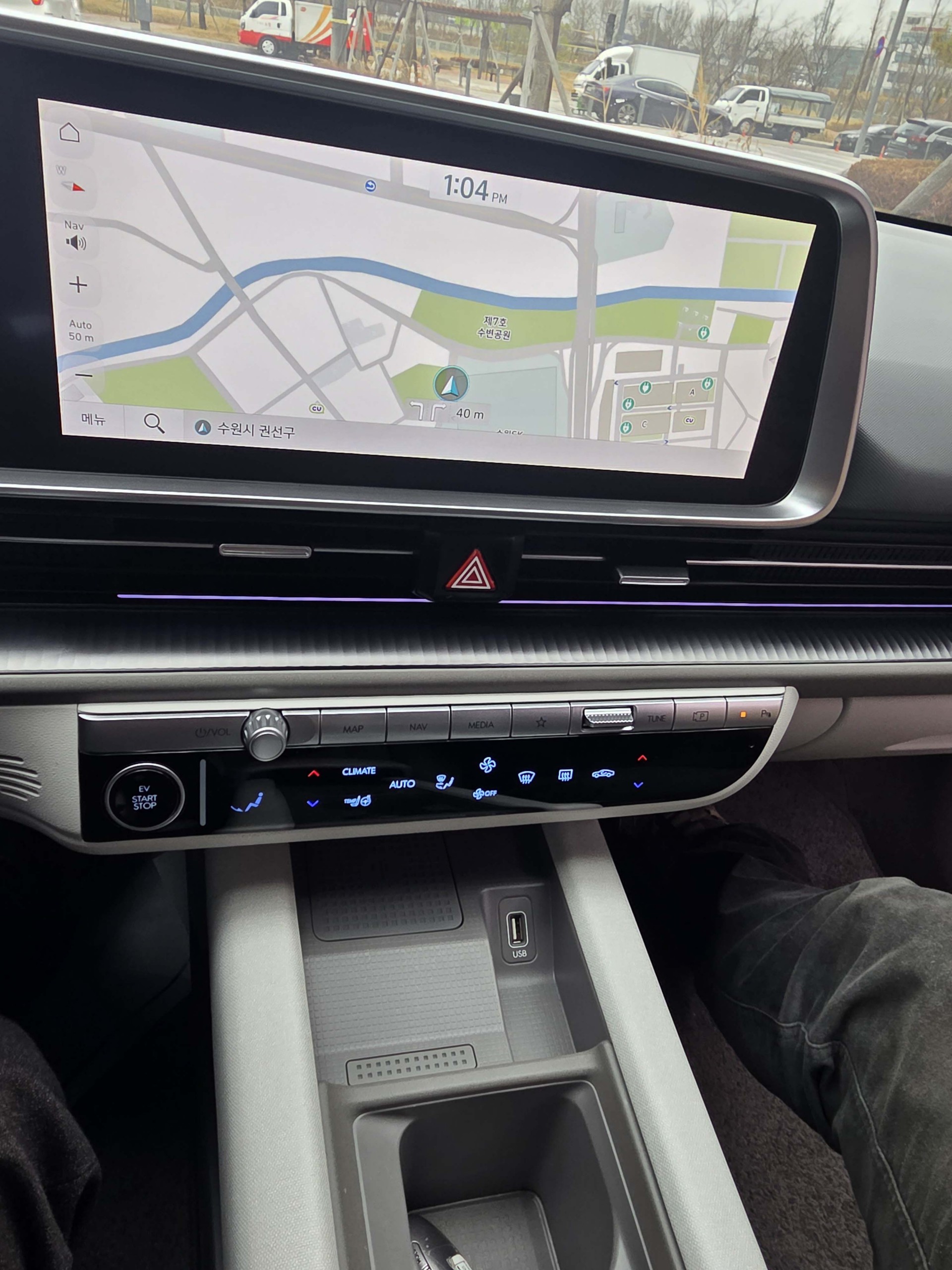 48ukc8u8yn36641323.jpg